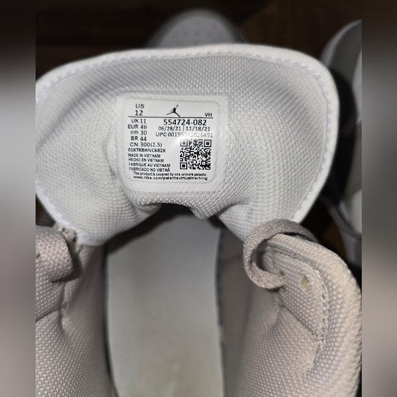 Nike Air Jordan 1 Mid Sneakers - Picture 6 of 8